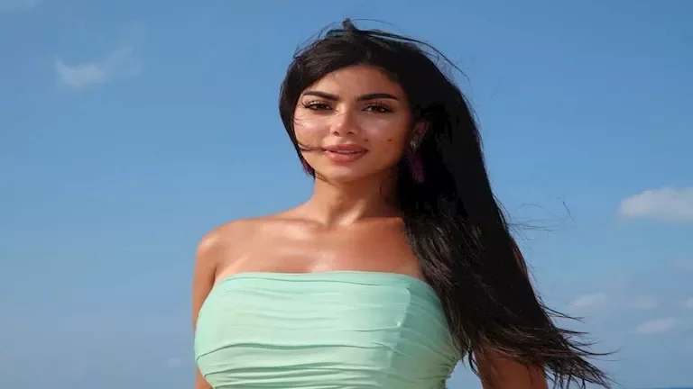 كارولين عزمي تتألق بإطلالتين صيفيتين وتلفت أنظار الجمهور 1 كارولين عزمي تتألق بإطلالتين صيفيتين وتلفت أنظار الجمهور