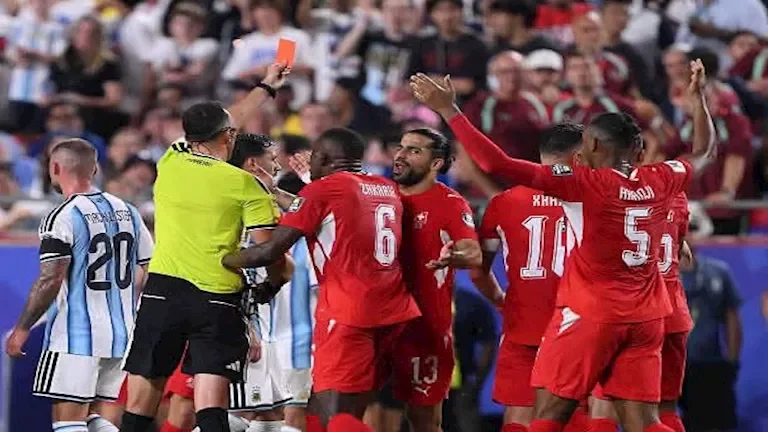 لأول مرة في التاريخ.. تطبيق قانون جديد لطرد لاعب سويسرا أمام الأرجنتين