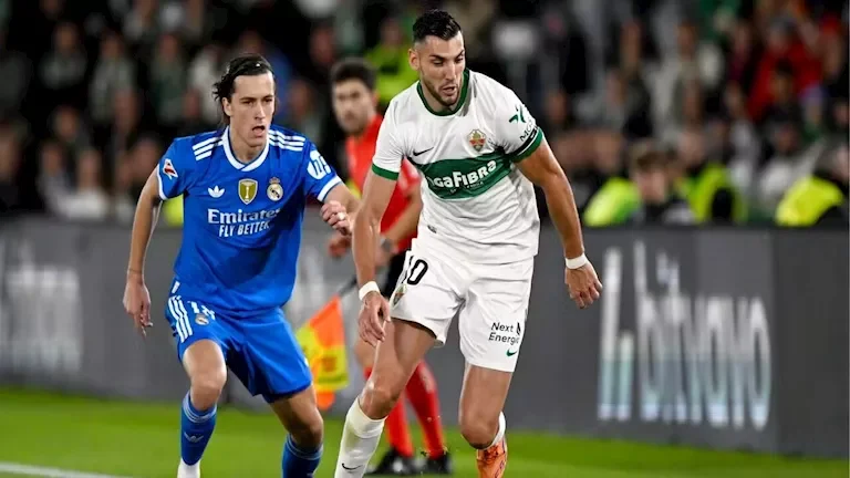 لاعب سابق في البريميرليج يستمر في مسيرته رغم الحكم بالسجن