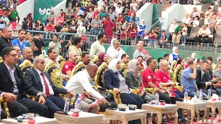 محافظ القليوبية يشاهد مباراة مصر والأرجنتين من استاد بنها - صور