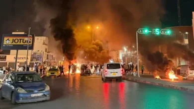 محتجون يغلقون وزارة الخارجية في طرابلس وسط تصعيد جديد