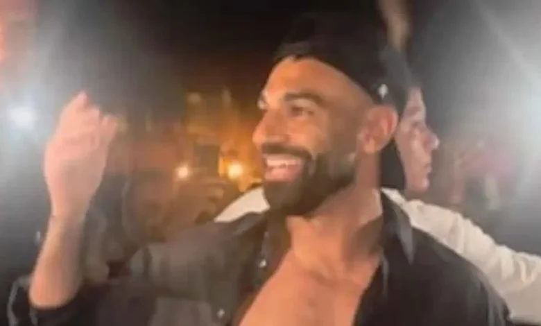 "محمد صلاح يثير الجدل من خلال احتفاله في العلمين بصورة مشروب (فيديو)"