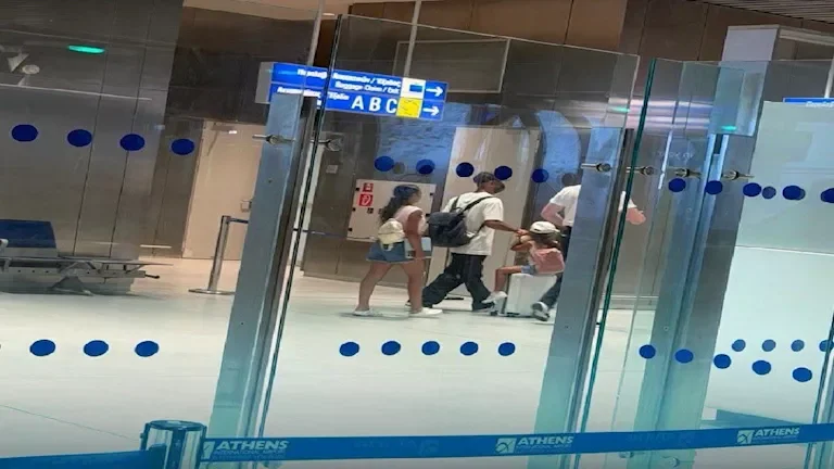 محمد صلاح يصل اليونان مع أسرته وسط تكهنات حول الصفقة 1 محمد صلاح يصل اليونان مع أسرته وسط تكهنات حول الصفقة