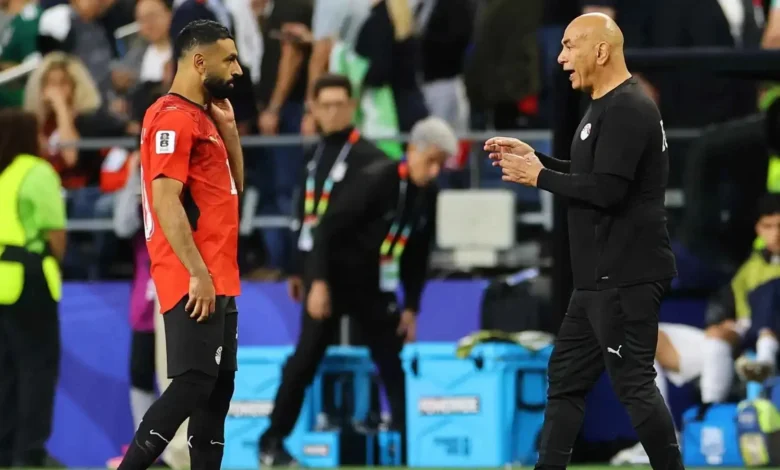 "محمد صلاح يعلق على علاقته بحسام حسن بطريقة لطيفة: 'بيضربنا بين الشوطين' (فيديو)"
