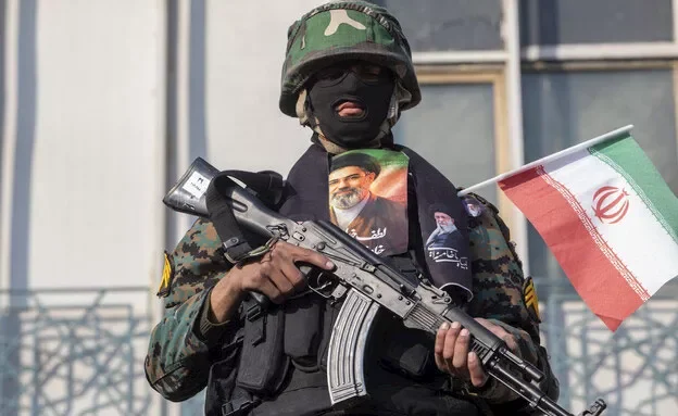 مخاوف أمنية وصراع نفوذ: غياب مجتبى خامنئي عن جنازة والده 1 مخاوف أمنية وصراع نفوذ: غياب مجتبى خامنئي عن جنازة والده