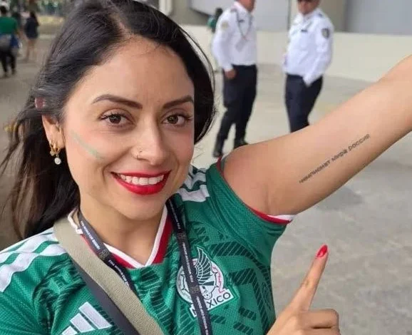 مشجعة مكسيكية تثير الإعجاب بوشم باللغة الروسية خلال كأس العالم 2026