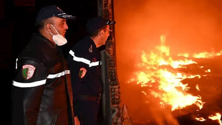 مصرع 3 أشخاص وإنقاذ 49 آخرين في حريق مخزن بالجزائر 1 مصرع 3 أشخاص وإنقاذ 49 آخرين في حريق مخزن بالجزائر