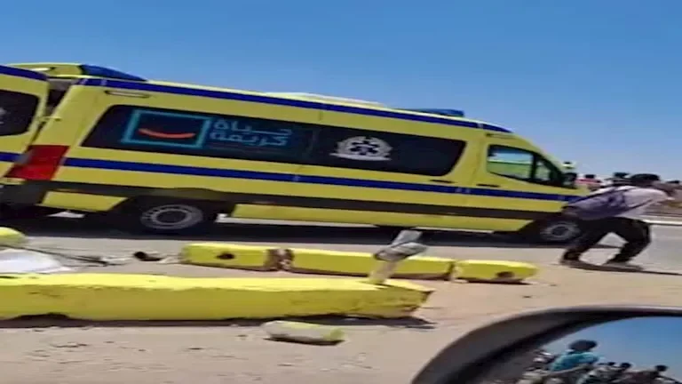 مصرع شخصين وإصابة 20 آخرين جراء انقلاب سيارة على الطريق الإقليمي