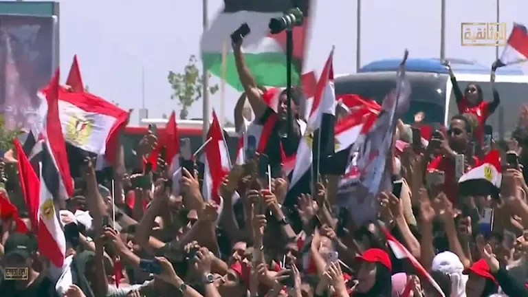 مصطفى زيكو يرفع علم فلسطين خلال احتفالات منتخب مصر
