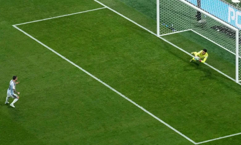 مصطفى شوبير يتألق أمام ميسي ويعزز رقمه القياسي السلبي في كأس العالم
