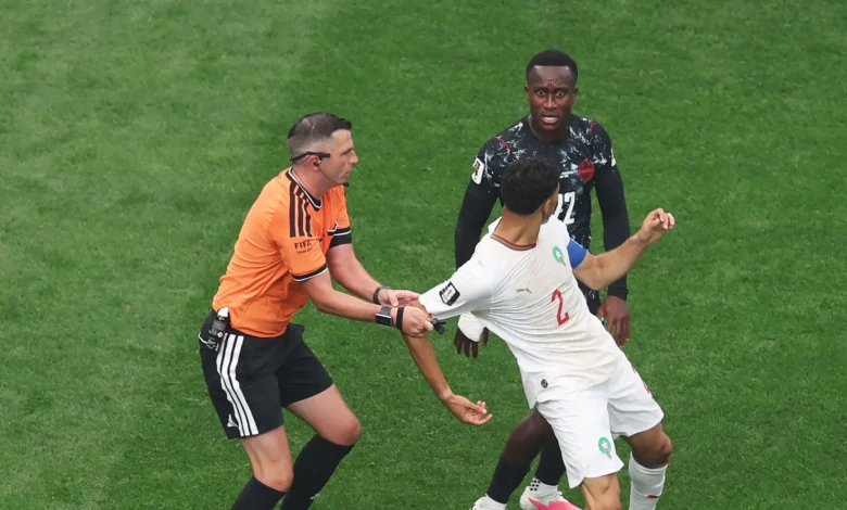 مواجهة نارية بين لاعبي المغرب وكندا تشهد طوفاناً من الإنذارات