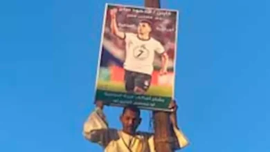 مواطن يتسلق عمود إنارة لرفع صورة محمود صابر بكفر الشيخ