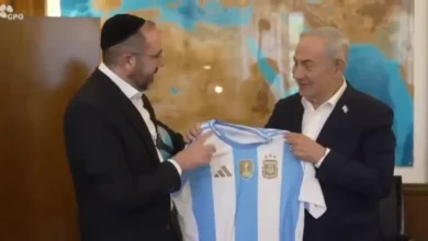 نتنياهو يسجل هدفا مع السفير الأرجنتيني ويؤكد دعمه لمنتخب "التانغو" في نهائي كأس العالم (فيديو) 4 نتنياهو يسجل هدفا مع السفير الأرجنتيني ويؤكد دعمه لمنتخب "التانغو" في نهائي كأس العالم (فيديو)