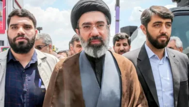هل يظهر مجتبى خامنئي في جنازة والده بعد أشهر من الاختفاء؟