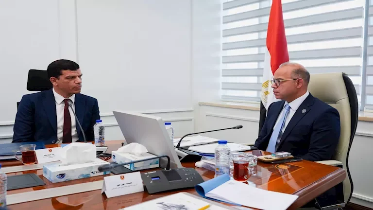 وزير الاستثمار يناقش مع EVRAID توطين تكنولوجيا السيارات الكهربائية وزيادة المكون المحلي