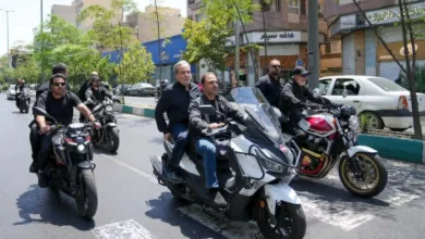 وزير الخارجية الإيراني يحضر جنازة خامنئي على دراجة نارية | صور