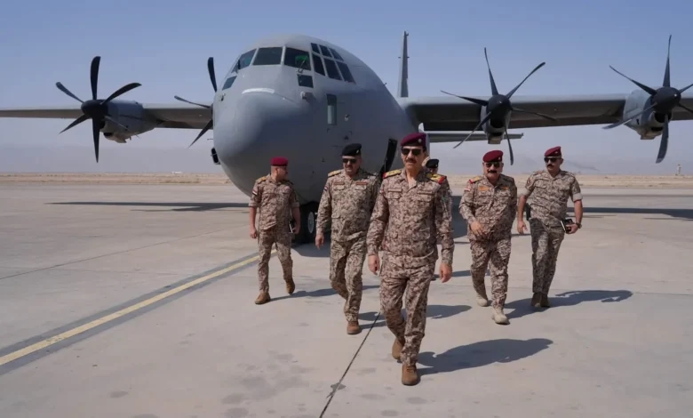 وفد أمني برئاسة رئيس أركان الجيش يصل قيادة القوة البحرية بالبصرة