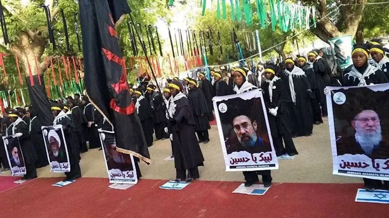 يديعوت أحرونوت: جنازة خامنئي تشهد حضور الملايين وتوجه رسالة لأمريكا