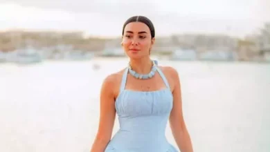 10 صور لميرهان حسين بفستان صيفي أمام البحر والجمهور يتفاعل
