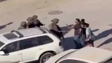 "أب فلسطيني يدعم ابنه في مواجهة الاحتلال الإسرائيلي بالقدس (فيديو)"