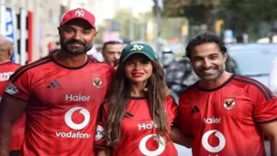 أحمد وكريم فهمي يتواجدان في مدرجات "كامب نو" لدعم الأهلي ضد برشلونة