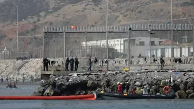 إسبانيا تُقيم حاجزًا عائمًا في سبتة بعد وصول آلاف المهاجرين