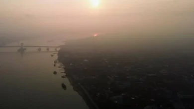 إندونيسيا تواصل جهودها لاحتواء حرائق الغابات وانتشار الدخان