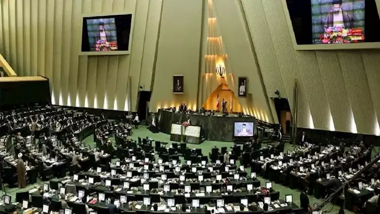 إيران تؤكد: لن نستسلم للحصار الأمريكي وسنحمي مصالحنا بقوة