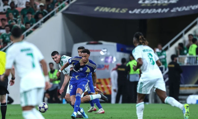 الأهلي السعودي يواجه تحديات صعبة بعد إسقاط أوكلاند في سعيه نحو النهائي الحلم أمام باريس