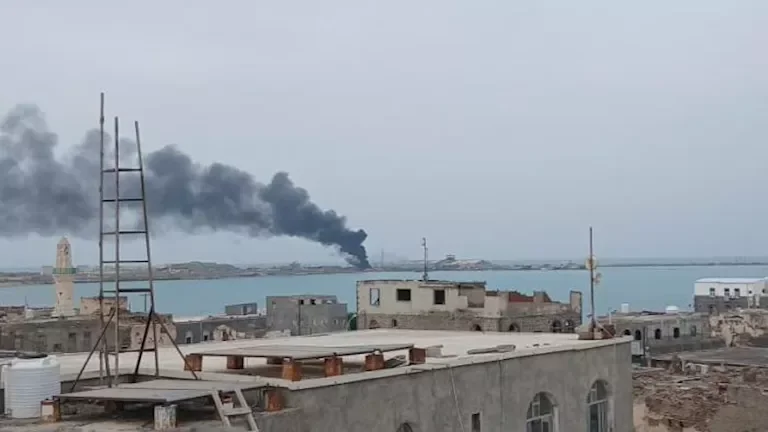 الحوثيون ينفذون 10 هجمات على المخا ويستهدفون مدينة مأرب