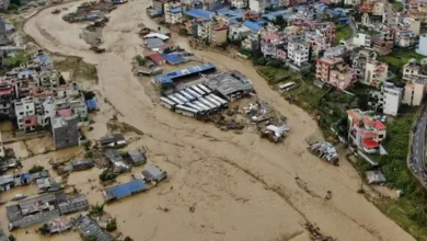 السيول تجرف جسرًا ومنازل في نيبال خلال 30 ثانية | فيديوهات