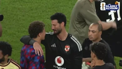 الشناوي يصافح حمزة عبد الكريم بعد هدفه في الأهلي أمام برشلونة