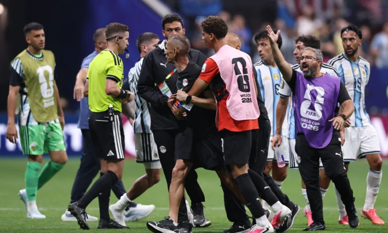 الفيفا يفرض إيقافاً وغرامة على مدرب مصر بسبب مباراة الأرجنتين