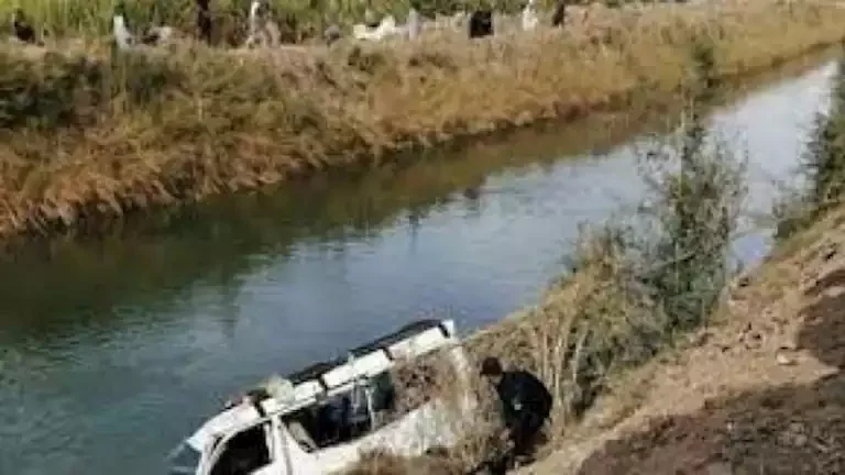 انقلاب ميكروباص في ترعة الجيزاوية بالعياط والجهات المعنية تبحث عن الركاب المفقودين