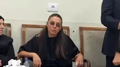 انهيار الفنانة لورا خليل خلال تشييع جثمان زوجها - صور مؤلمة 6 انهيار الفنانة لورا خليل خلال تشييع جثمان زوجها - صور مؤلمة