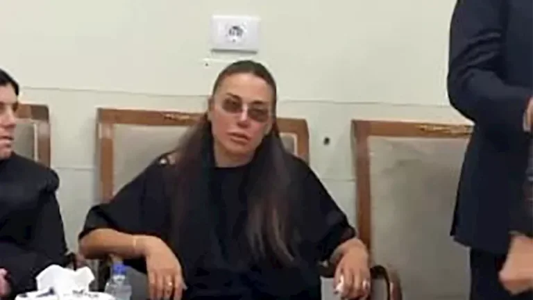 انهيار الفنانة لورا خليل خلال تشييع جثمان زوجها - صور مؤلمة