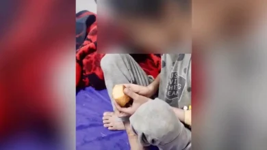 بابل.. بلاغ وفاة طفلة يكشف تقييد شقيقتها بسلسلة حديدية داخل منزل