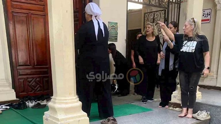 بدء مراسم تشييع جنازة ابنة الفنانة نجلاء فتحي - تفاصيل وصور