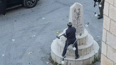 برلماني إسرائيلي يتسبب بتحطيم نصب تذكاري للشهداء الفلسطينيين بالضفة