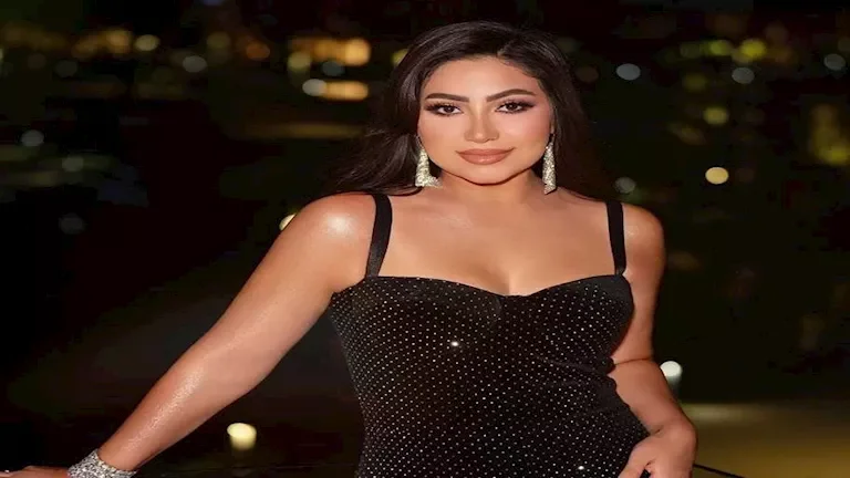 بوسي تتألق بإطلالة أنيقة وتلفت الأنظار في أحدث ظهور لها