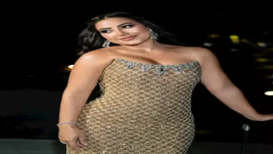 بوسي تتألق بإطلالة جريئة بفستان ذهبي ومجوهرات مميزة