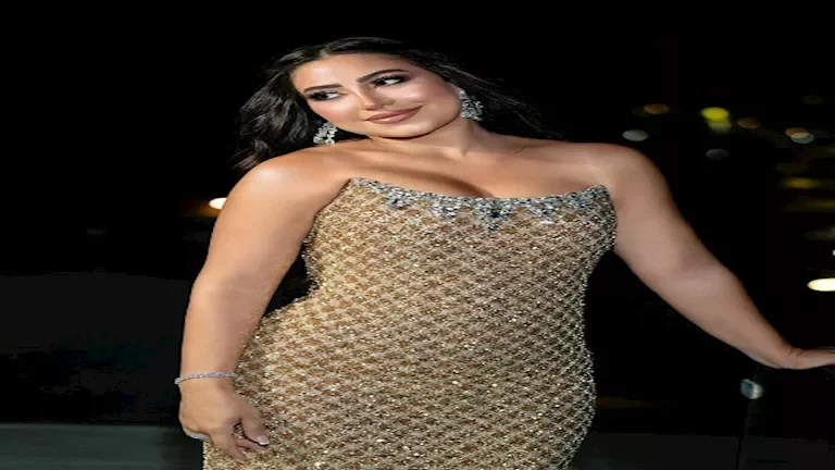 بوسي تتألق بإطلالة جريئة بفستان ذهبي ومجوهرات مميزة