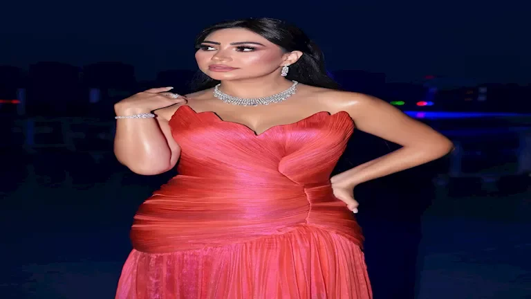 بوسي تتألق بإطلالة مميزة في أحدث ظهور لها: تفاصيل اللوك