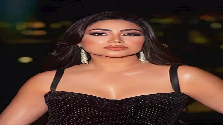 بوسي تتألق بإطلالة ناعمة: تفاصيل اختيارها للوك المميز