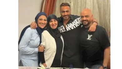 تامر حسني بعد وفاة والده: 20 صورة مؤثرة مع والدته وعائلته