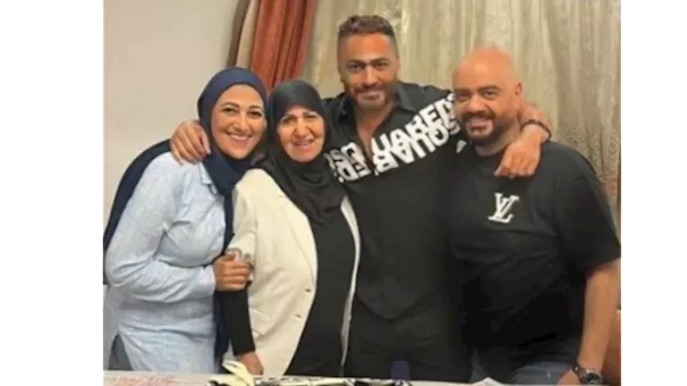 تامر حسني بعد وفاة والده: 20 صورة مؤثرة مع والدته وعائلته