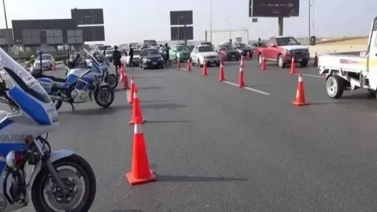 تحويلات مرورية على طريق امتداد محور 26 يوليو نتيجة لأعمال المونوريل