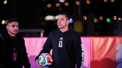 تشافي يستقطب غريمه المدريدي ومدرب الوداد السابق إلى طاقمه في هولندا