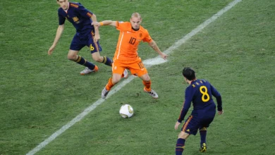 تشافي يفتتح مسيرته مع منتخب هولندا بعناق مع جلاده