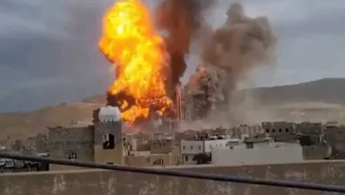 تصعيد عسكري في الساحل اليمني: هجمات حوثية بالصواريخ والمسيّرات على "المخا"